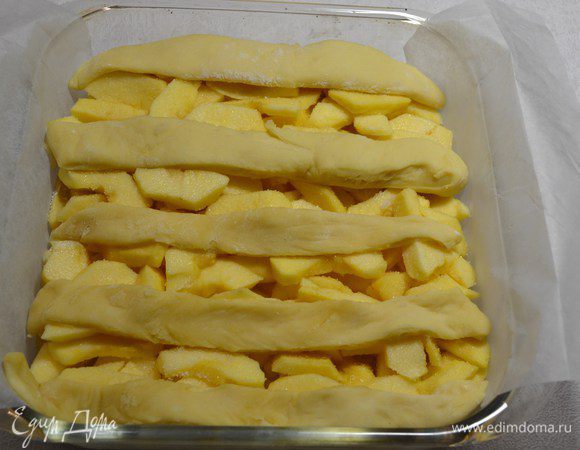 По яблокам распределить 5 полосочек теста.