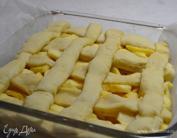 Накрыть остальными 4-ми полосками. Поставить в теплое место, накрыв полотенцем или пищевой пленкой на 15 мин.