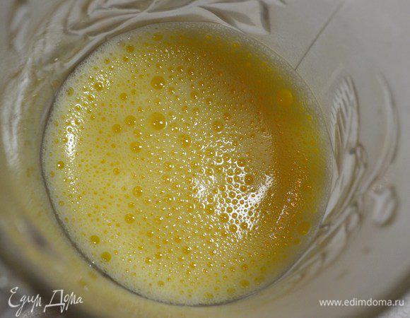 Взбить яйцо.