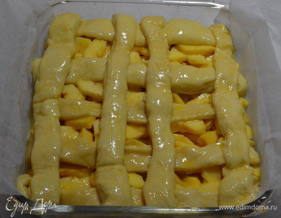 Смазать яйцом весь пирог.