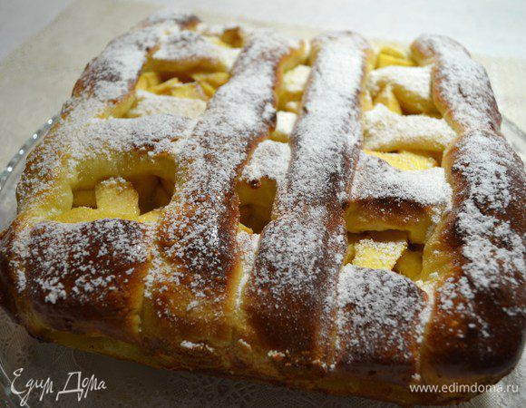 Убрать в разогретую до 180С на 30 мин. Когда пирог подрумянится (через 10-15 мин.) уменьшить газ до 160С. Готовый пирог посыпать сахарной пудрой.