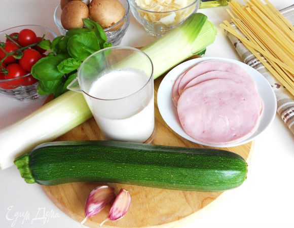 Необходимый набор продуктов.))) Поставить на огонь кастрюлю с водой для феттучине.