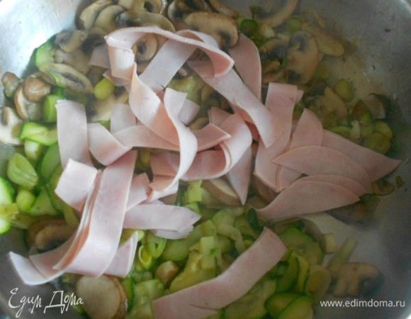 Добавить чеснок (положить непосредственно в масло), ветчину. Аккуратно перемешать и потушить под крышкой 3-4 мин. 