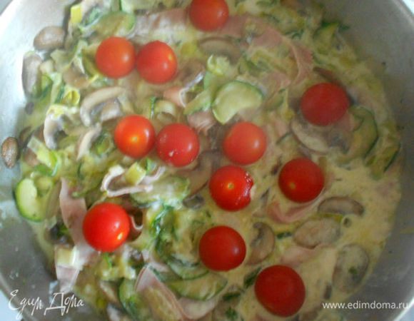 Посолить, влить сливки, перемешать ещё раз. Довести сливки до кипения и добавить  к смеси помидоры, убавить огонь до минимума. Готовить под крышкой пару минут, пока не лопнет кожица на томатах, но они должны сохранять свою форму. Грибы, цуккини, порей дают некоторое количество жидкости, плюс масло, поэтому я почти никогда не добавляю к этой смеси ничего кроме сливок. Если пасту не будут есть дети,  добавьте немного белого вина- это придаст пикантности блюду.
