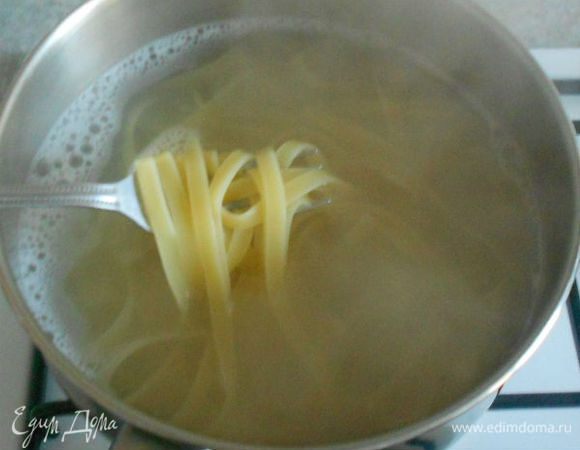 В это время феттучине отварить до al dente, слить воду, добавить 1 ст.л. оливкового масла и перемешать.