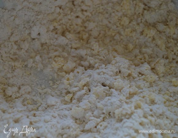 Желтки отделить от белков. Смешать желтки с мукой.