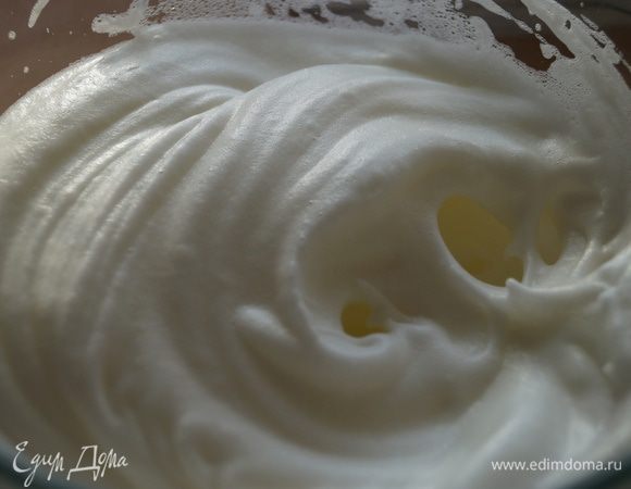 Отдельно взбить белки в пышную пену