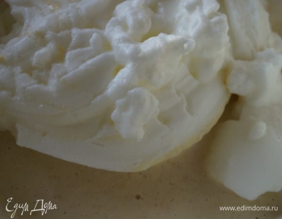 К муке с желтками добавить изюм, молоко, соль и белки и хорошо перемешать до однородной массы