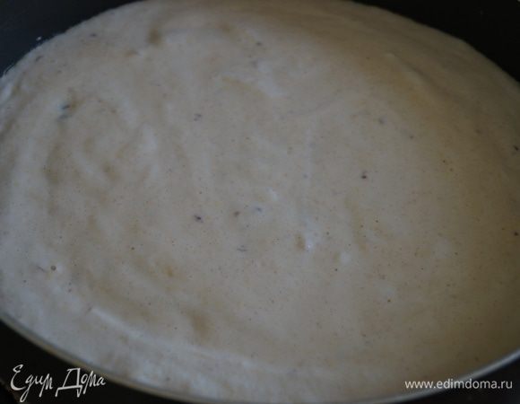 Сковороду разогреть со сливочным маслом, вылить всю массу и поджарить до золотистой корочки