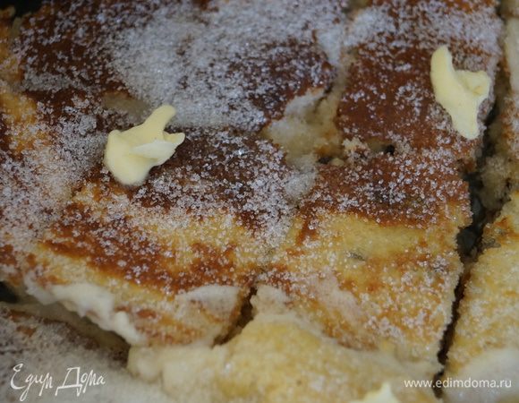 А теперь самое сложное: это необходимо перевернуть, целым я его переворачивать не рискнула и разрезала на пополам, после чего перевернула и поджарила до золотистого цвета. Теперь порезать на небольшие кусочки, острым ножом, посыпать сахаром, сливочным маслом и орехами, обжаривать помешивая еще 3-5 минут.