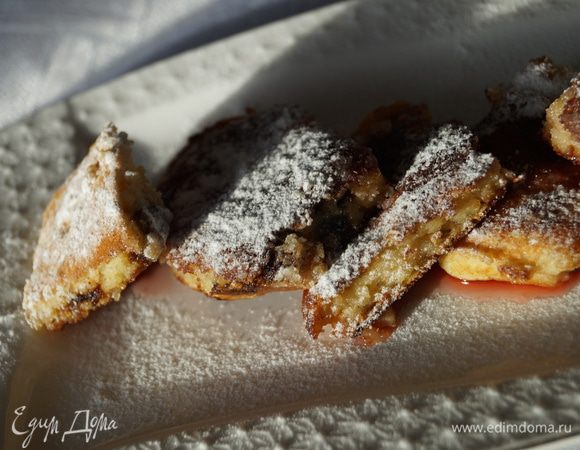Перед подачей на стол посыпать сахарно пудрой, подавать с джемом или ягодным соусом.