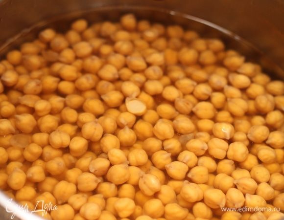 Замачиваем нут на ночь в большом количестве воды. После того как он набухнет, ставим его варить в большой кастрюле, на медленный огонь, не добавляя в воду соль, и не накрывая крышкой.
Вариться он 2-3 часа, зависит от сорта.
