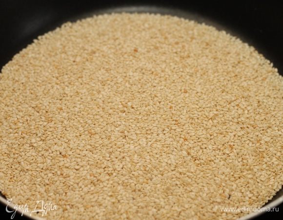 Кунжут доводим до золотистого цвета на горячей, сухой сковороде.  