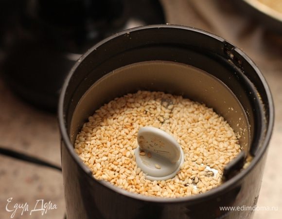 После остывания кунжут измельчаем в кофемолке. 