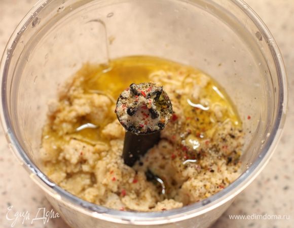 В чаше процессора смешиваем кунжут, чеснок, лимонный сок, соль, специи и оливковое масло.
Измельчаем.
