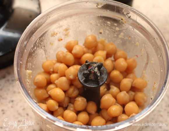 Готовый нут взбиваем в процессоре, предварительно слив с него отвар в чашку. По мере измельчения нута добавляем к нему жидкость, что бы добиться состояния жидкой сметаны.
Смешиваем кунжутную пасту и нут. Готово!
