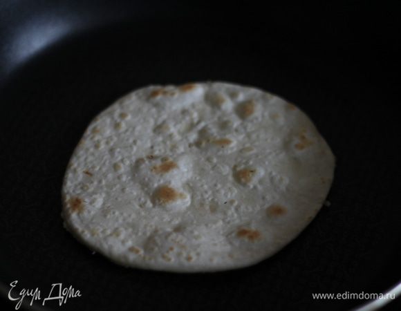 К хумусу я обычно пеку лепешки, замешиваю муку, воду и немного масла до тугого теста, далее выпекаю их на сухой сковороде по минуте на каждой стороне. 
Очень вкусно, и сытно! 