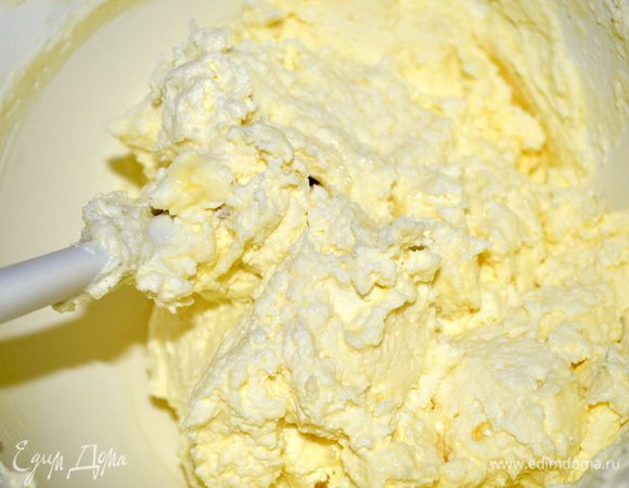 Рикотту растереть с сахаром и яйцами до однородности