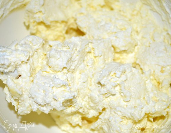 добавить 150 г сметаны и все взбить