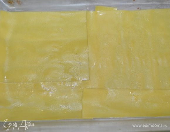 квадратную форму смазать сливочным маслом, выложить на нее листы лазаньи так,чтобы дно было им полностью закрыто