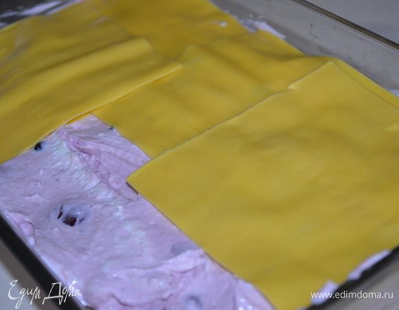 сверху еще слой теста. затем оставшийся крем и верхний слой опять листы лазаньи. у меня на каждый слой ушло по 6 листов. Я заранее их померила под форму. 