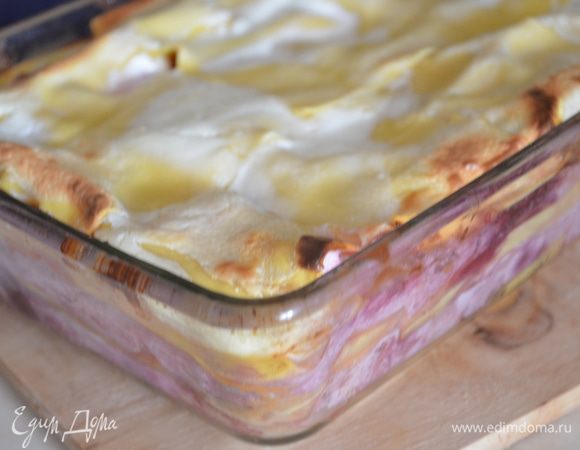 готовую лазанью остудить и нарезать на кусочки. Вкусная и в холодном и в теплом виде! Каждому на кусочек положить отложенные ягоды!