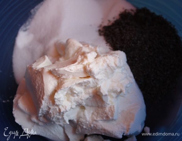 Смешиваем риккоту с сахаром и маком.  