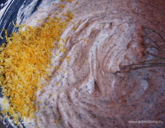 Добавляем сок, цедру, муку с разрыхлителем. 
