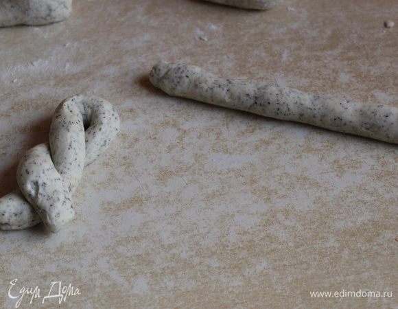 Делим его на колобочки. Раскатываем в тонкий жгут и делаем косичку.