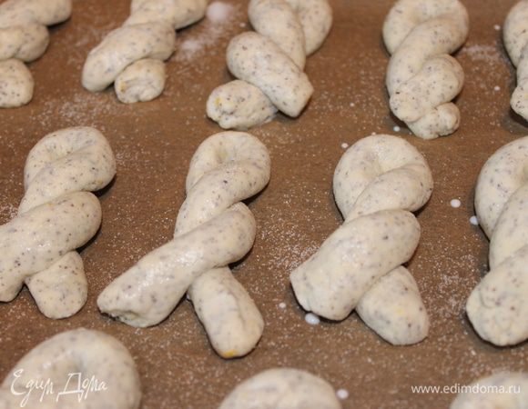 Смазываем молоком и посыпаем сахаром. Ставим в разогретую духовку на 25 минут при 180 гр. 