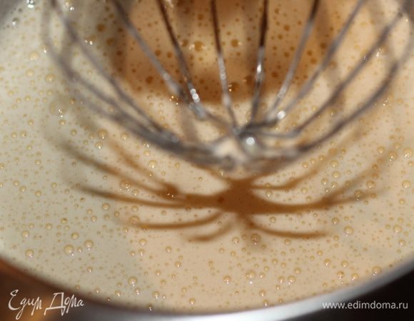 Яйца взбить с сахаром в пену. Постепенно добавить просеянную муку, соль и ванильный сахар. Хорошо взбить.