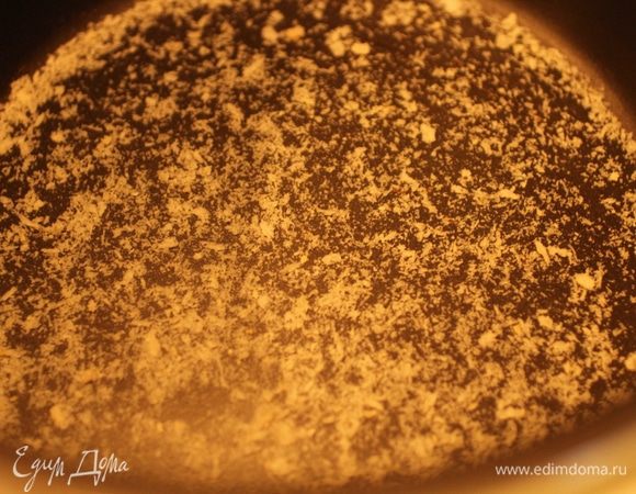 Форму мультиварки смазать маслом и посыпать сухарями или манкой.