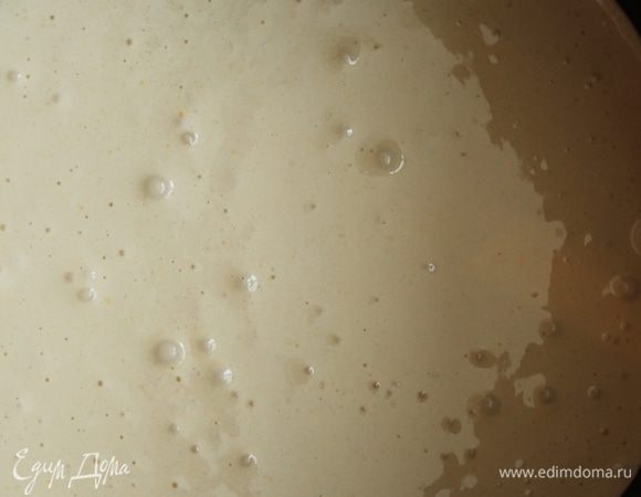 Аккуратно выложить тесто.