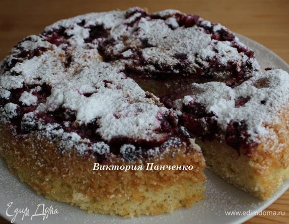 Готовить в режиме «выпечка» 50 минут. После окончания процесса не открывать мультиварку 15 минут. Затем достать готовую шарлотку, украсить сахарной пудрой и ягодами.