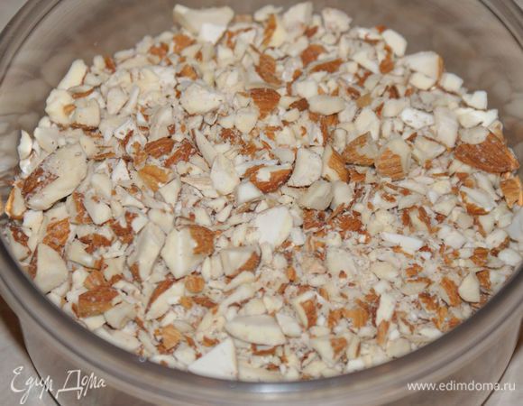 Орехи  не крупно порубить. 