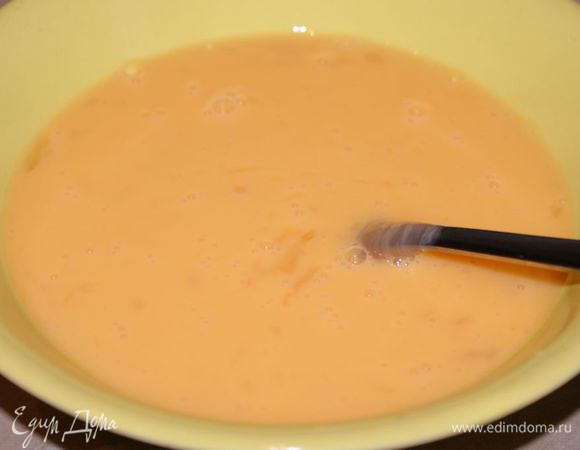 Яйца слегка взбить вилкой. 