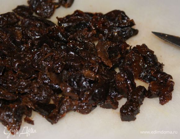 Через 10-15 минут чернослив откинуть на дуршлаг, дать стечь. Мелко нарезать.  