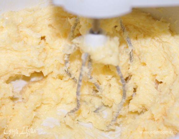 Взбить до кремового состояния мягкий сливочный маргарин с сахаром.

