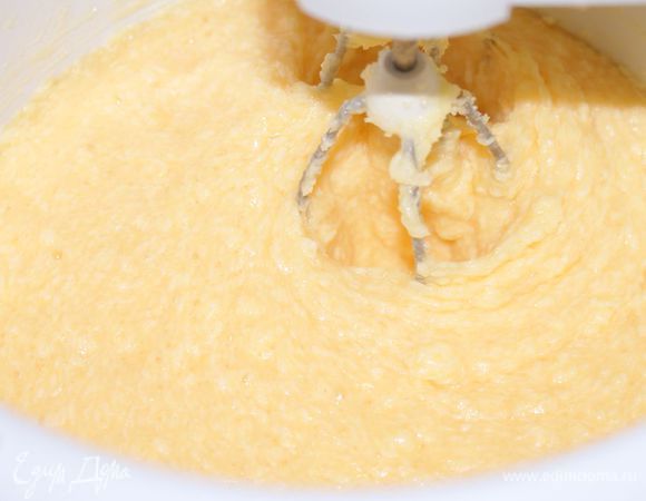 Постепнно добавить слегка взбитые яйца.

