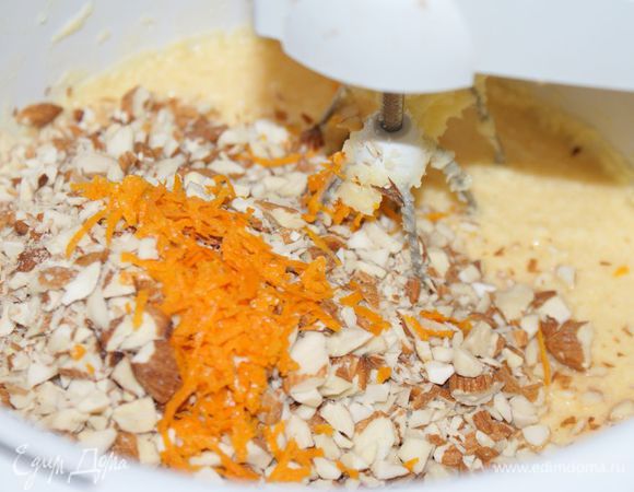 Добавить орехи и апельсиновую цедру.