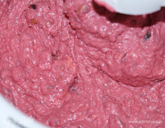 Добавить муку и разрыхлитель.