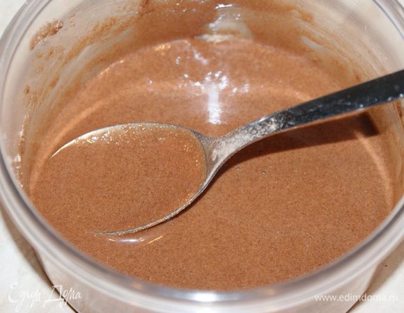 В молоке размешать 2 пакетика горячего шоколада. 