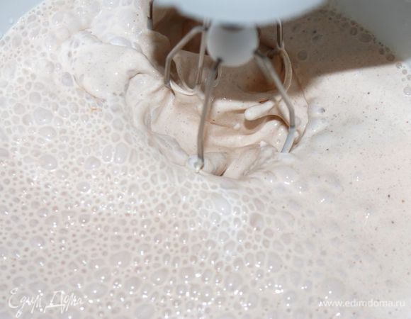 Сливки смешать с молоком и горячим шоколадом. Добавить сахарную пудру по вкусу. 