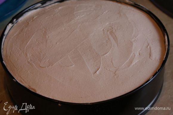 У остывшего торта срезать верхушку (если при выпекании образовалась "горочка"). Сверху выложить крем.