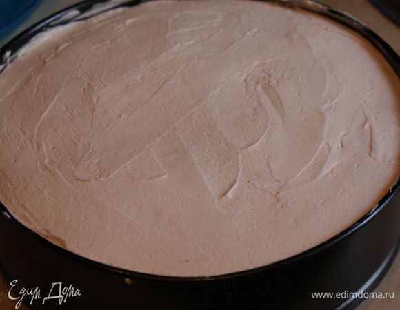 У остывшего торта срезать верхушку (если при выпекании образовалась "горочка"). Сверху выложить крем. 