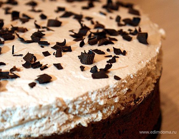 Сверху посыпать тертой шоколадной стружкой или украсить по Вашему желанию. 
Торт поставить в холодильник на 5-6 часов, а лучше всего на всю ночь. 