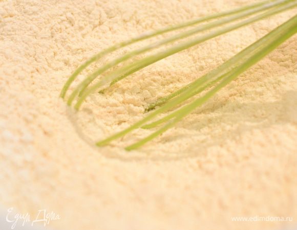 Размешать просеянную муку с разрыхлителем, сахарной пудрой, ванильным сахаром, щепоткой соли.