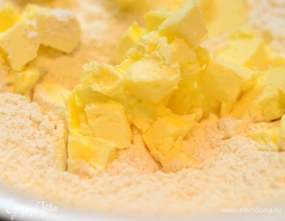 Добавить холодное нарезанное на кубики сливочное масло.