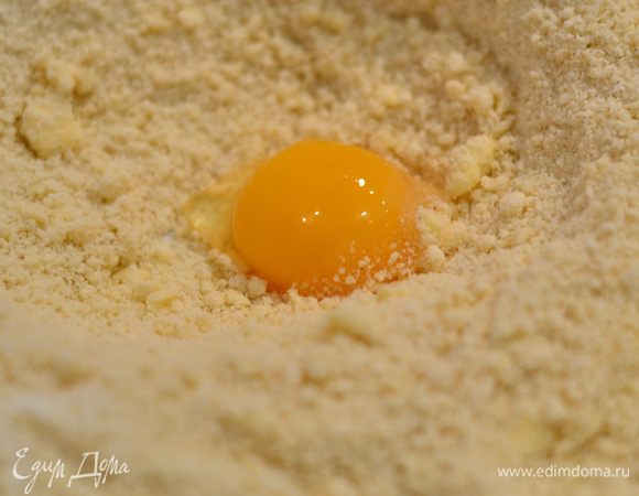 Добавить в тесто по одному желтку и все хорошенько вымесить. Тесто получается не липким и очень послушным.