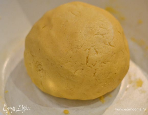 Скатать тесто в шар и отправить в холодильник на 30 минут. Тем временем можно сварить заварной крем.